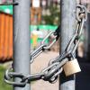 Leicht bekleidete Frau kettet sich in Kempten mehrfach selbst an