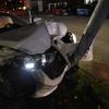 Unfall in der Kemptener Bahnhofstraße: Autofahrer (19) rammt anderes Auto und prallt gegen Laternenmast