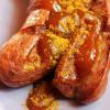 Völlig irre: In einem Biergarten in Neu-Ulm ist am Mittwoch ein Streit entbrannt. Der Grund: Die richtige Farbe einer Currywurst. Sogar die Polizei musste anrücken.