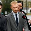 Der Musiker Daniel Johns und sein Anwalt (l.) auf dem Weg ins Gericht