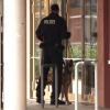 In Stuhr bei Bremen durchsuchten Polizeibeamte mit Spürhunden eine Schule. Auch weitere Schulen in Deutschland erhielten am Sonntag Bombendrohungen.