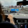 Eine Autofahrerin verursachte am Donnerstag einen Unfall mit ihrem Mercedes auf der A96. Wohl weil ihr schwindlig war, krachte sie in einen Lkw und die Leitplanke. (Symbolbild)
