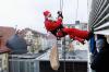Auf dem Weihnachtsmarkt in München ist ein als Nikolaus verkleideter Artist schwer verletzt worden. Der Mann war bei einem Abseilakt gegen einen Transporter geprallt. (Symbolbild)