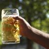 Am Volksfest in Mühldorf wurde ein Mann wegen eines versuchten Tötungsdelikts festgenommen. Er soll einem anderen Mann einen Maßkrug mehrmals gegen den Kopf gehauen haben. (Symbolbild)