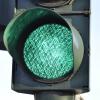 Im Münchner Stadtteil Haidhausen hat eine Autofahrerin bei einem Unfall großen Schaden angerichtet. Die Frau hatte unter anderem eine Ampelanlage zerstört und einen Fußgänger erfasst. (Symbolbild)