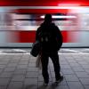 Wegen eines ungeplanten Haltes einer U-Bahn sind in der Nacht auf Samstag mehrere Passagiere aus der U-Bahn bei Freimann ausgestiegen. Weil sie auf den Gleisen unterwegs waren, lösten sie eine Sperrung der Strecke aus. (Symbolbild)
