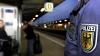 Am Augsburger Hauptbahnhof hat eine Frau sich so daneben benommen, dass sie auf der Dienststelle der Bundespolizei landete. Die Frau hatte unter anderem in die Bahnhofshalle uriniert. (Symbolbild)