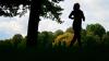 Ein jugendlicher Exhibitionist entdeckte am Dienstag eine Joggerin im Wald in Bad Waldsee. Sie alarmierte sofort die Polizei. (Symbolbild)