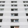 In Dortmund und Zittau sind zwei Kleinkinder bei Fensterstürzen verletzt worden. Ein fünfjähriges Mädchen ist dabei aus dem fünften Stock zehn Meter in die Tiefe gestürzt. (Symbolbild)
