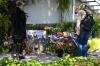 Neben dem Einkaufszentrum an dem am Samstagabend zwei Männer aus der Ukraine getötet worden sind, haben Menschen Blumen und Plakate niedergelegt. Die beiden getötete Ukrainer waren Armeeangehörige.