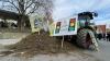 Landwirte protestieren im Vorfeld des politischen Aschermittwochs der Grünen vor der Stadthalle in Biberach. Landwirte protestieren im Vorfeld des politischen Aschermittwochs der Grünen vor der Stadthalle in Biberach.