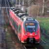 In Friedrichshafen ist auf einer Zugstrecke ein Interregio-Express mit einem Baum kollidiert. Der Baum war auf die Oberleitung gestürzt. Bei dem Unfall wurde eine Oberleitung und der Zug beschädigt. Die Reparatur dauert noch an. (Symbolbild)