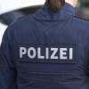 Wegen Ruhestörung durch Partylärm rückte in der Nacht auf Sonntag die Polizei in Kempten aus. Nun müssen sich drei Partygäste wegen Drogenbesitz verantworten und auf den Hausbesitzer kommt ein Bußgeld zu. (Symbolfoto)