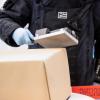 Die Polizei Bad Wörishofen bekam ein verdächtiges Paket zugeschickt. Experten der Berufsfeuerwehr München nahmen es genauer unter die Lupe. (Symbolfoto)