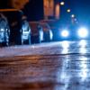 In Memmingen hat ein Autofahrer bei Dunkelheit einen Fußgänger übersehen und angefahren. Glücklicherweise erlitt das Unfallopfer nur leichte Verletzungen. Auf den Autofahrer kommt dennoch Ärger zu. (Symbolbild)