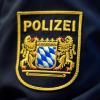 In Lindau hat eine betrunkene Frau Glasflaschen auf die Straße geworfen und dabei eine Auto beschädigt. Nach der Ausnüchterung bei der Polizei droht ihr jetzt eine Anzeige. (Symbolbild)
