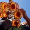 Auf dem Oktoberfest ist eine Festzelt-Bedienung bei einem Betriebsunfall verletzt worden. Die junge Frau war mit mehreren Maßkrügen in der Hand ausgerutscht und gestürzt. Dabei fiel sie auf die Maßkrüge. (Symbolbild)
