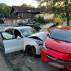 Ein Autofahrer hat am Dienstag in Sonthofen einen Unfall gebaut, in den mehrere stehende Autos verwickelt waren. Der Unfallverursacher wurde schwerstverletzt.