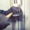 In mehrere Wohnhäuser wollten Einbrecher in der Nacht auf Mittwoch in Markdorf (Bodenseekreis) einsteigen. Die Polizei nahm zwei Verdächtige fest. (Symbolfoto)