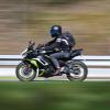 Mit einem umherfliegenden Vogel ist am Mittwoch ein Motorradfahrer nahe Kötz im Landkreis Günzburg zusammengestoßen. Anschließend kam er von der Straße ab und stürzte. (Symbolfoto)
