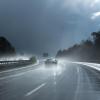 Auf der Inntalautobahn hat ein junger Autofahrer auf regennasser Fahrbahn die Kontrolle über sein Fahrzeug verloren. Der 20-Jährige kam von der Straße ab und prallte gegen ein Verkehrsschild. (Symbolbild)