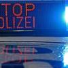 Auf der Flucht vor einer Polizeikontrolle hat ein Autofahrer in Friedrichshafen einen Unfall gebaut. Der Mann saß unter Drogen am Steuer. (Symbolbild)
