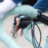 In Kempten landete ein Radfahrer nach der Flucht vor einer Polizeikontrolle im Gefängnis. Die Polizei erwischte den 28-Jährigen nicht nur mit Waffen und Betäubungsmitteln, gegen ihn lagen auch zwei Haftbefehle vor. (Symbolbild)