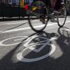 In Waltenhofen ist ein Radfahrer bei einem Unfall mit einem Auto verletzt worden. Eine Autofahrerin war aus bislang unbekannter Ursache beim Abbiegen auf den Radweg geraten und mit dem 19-Jährigen zusammengestoßen. (Symbolbild)