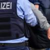 Nachdem er innerhalb von fünf Stunden gleich vier Mal die Polizei in Lindau und Lochau beschäftigt hatte, musste ein betrunkener 51-Jähriger seinen Rausch in einer Zelle ausschlafen. (Symbolfoto)