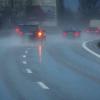 Bei einem Aquaplaning-Unfall auf der A8 hat sich ein Fahrzeug am Freitagabend mehrfach überschlagen. Die Feuerwehr musste den verletzten Fahrer aus dem völlig demolierten Wagen befreien. Offenbar war der Fahrer bei starkem Regen zu schnell unterwegs. (Symbolbild)
