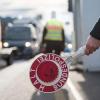 Den richtigen Riecher hatten Bundespolizisten in Lindau. Ihnen gingen zwei per Haftbefehl gesuchte Männer und drei illegal eingereiste Asylbewerber ins Netz. (Symbolfoto)