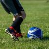 Auf einem Sportplatz einer Kemptener Schule hat ein Mädchen spielende Kinder mit Flaschen beworfen. Dabei wurde eine 13-Jährige getroffen. Die Polizei sucht jetzt nach einem Mann, der die mutmaßliche Täterin offenbar gekannt hatte.