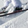In Zürs ist ein Schweizer Skifahrer über eine vier Meter hohe Felswand gestürzt. Der 55-jährige Schweizer erlitt bei dem Unfall mehrere Rippenbrüche. (Symbolbild)