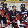 Der ESC Kempten hat sein Heimspiel in der Meisterrunde A der Bayernliga gegen den TEV Miesbach mit 7:6 gewonnen. Den Sharks gelang es trotz 0:4 Rückstands das Spiel zu drehen und besiegte die favorisierte Mannschaft nach der Overtime. 
 
Fotos: Dirk Klos