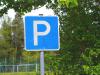 In Immenstadt hat eine Frau ein geparktes Auto angefahren. Erst wurde sie von Zeugen dabei beobachtet, dann verfolgte sie der Halter des angefahrenen Autos. (Symbolbild)