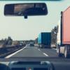 Auf der A96 bei Leutkirch hat ein LKW ein Auto gegen die Mittelleitplanke gedrückt. Der Fahrer setzte anschließend seine Fahrt einfach fort. Allerdings konnten Unfallzeugen den 55-Jährigen stoppen. (Symbolbild)