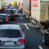 Nicht mehr rechtzeitig bremsen konnte am Dienstagvormittag der Fahrer eines Kleintransporters als sich der Verkehr vor ihm staute. (Symbolfoto)