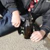 Mitten am Tag wurde ein sturzbetrunkener Mann an einer Bushaltestelle in Ravensburg gefunden. Nachdem Zeugen die Polizei alarmiert hatten, ergab ein Alkoholtest den gefährlichen Wert von fünf Promille. (Symbolbild)