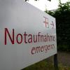 Ein betrunkener Mann ist nach einem Sturz ins Krankenhaus gekommen. Allerdings wollte er diese nicht mehr verlassen. Die Polizei Wangen musste anrücken. (Symbolbild)
