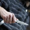 Wegen eines bewaffneten Mannes musste die Polizei in Biberach die Schusswaffe einsetzen. Der 26-Jährige hatte in der Stadt randaliert und anschließend die Beamten mit einem Messer bedroht. Die Polizei musste zwei Warnschüsse abgeben. (Symbolbild)