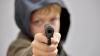Ein 13-jähriger Junge wurde am Montag in Leutkirch von mehreren Polizeistreifen gestellt. Eine Frau meldete, dass der Bub mit einer Schusswaffe herumlaufen würde. (Symbolbild)