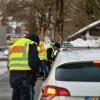 Die Polizei hat am Montag zwei Autofahrer in Oberstaufen kontrolliert. Bei einem war der Drogentest positiv, der anderen wollte die Beamten beim Urintest wohl austricksen. (Symbolbild)