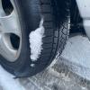 Winterreifen auf schneebedeckter Straße (Symbolbild)