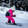 Im Tiroler Skigebiet "KitzSki" ist ein sechsjähriges Mädchen nach einem Zusammenstoß mit einem erwachsenen Skifahrer verletzt worden. Der unbekannte Mann fuhr nach dem Unfall einfach weiter. Die Polizei sucht jetzt nach dem Skifahrer. (Symbolbild)