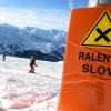 Mehrere Skifahrer sind bei Zusammenstößen in Sölden verletzt worden. Ein zehnjähriger Junge aus Deutschland musste mit dem Rettungshubschrauber abtransportiert werden. Eine andere Skifahrerin fuhr nach einem Unfall einfach weiter ohne sich um die verletzte Unfallgegnerin zu kümmern. (Symbolbild)