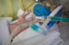 Aktuell gibt es in deutschen Kinderkliniken wieder einen großen Andrang an kleinen Patienten. Besonders das RS-Virus ist weit verbreitet. Auch das Klinikum Memmingen sieht sich mit einem großen Patientenansturm konfrontiert. (Symbolbild)