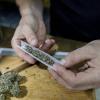 Kiffen legalisieren? Bayerns Gesundheitsminister ist strikt dagegen. Ein Rechtsgutachten soll Klarheit schaffen, ob ein e Legalisierung von Cannabis europarechtlich überhaupt umsetzbar ist. (Symbolbild)