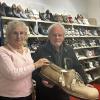 Bernd Großhauser und seine Frau Ulrike präsentieren stolz den größten Schuh Mering, den der Orthopädische Schuhmachermeister auf der Augsburger Frühjahrsausstellung hergestellt hat. 