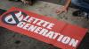 Ein Aktivist der Gruppe "Letzte Generation", der seine Hand selbst auf der Straße festgeklebt hat, blockiert eine Kreuzung. Ermittler haben bundesweit Räume der Klimaaktivisten der Gruppe "Letzte Generation" durchsucht. Es gehe um elf Objekte im gesamten Bundesgebiet, sagte Staatsanwalt Klement im brandenburgischen Neuruppin am Dienstag. Ermittelt werde gegen "etwas mehr als elf Personen" wegen Störung öffentlicher Betriebe. Geprüft werde aber auch der Verdacht der Bildung einer kriminellen Vereinigung. Zuerst hatte die "B.Z." berichtet.