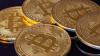 Nahaufnahme von symbolischen Bitcoins. Ein Mann wurde von einem angeblichen Finanzberater betrogen und hat über 10.000 Euro verloren. (Symbolbild)